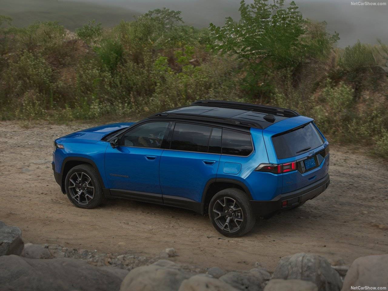 全新Jeep切诺基首发，设计回归复古、约26.5万买1.6T混动