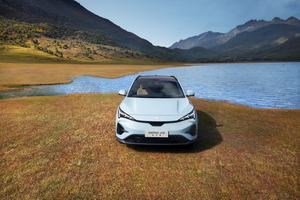 Model Y很火？极狐新阿尔法T5凭实力抢占暑期出游C位纯电SUV