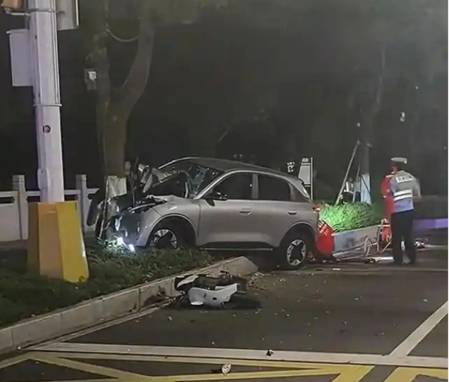 代驾司机驾车撞倒2名骑车女生，事故造成两人死亡