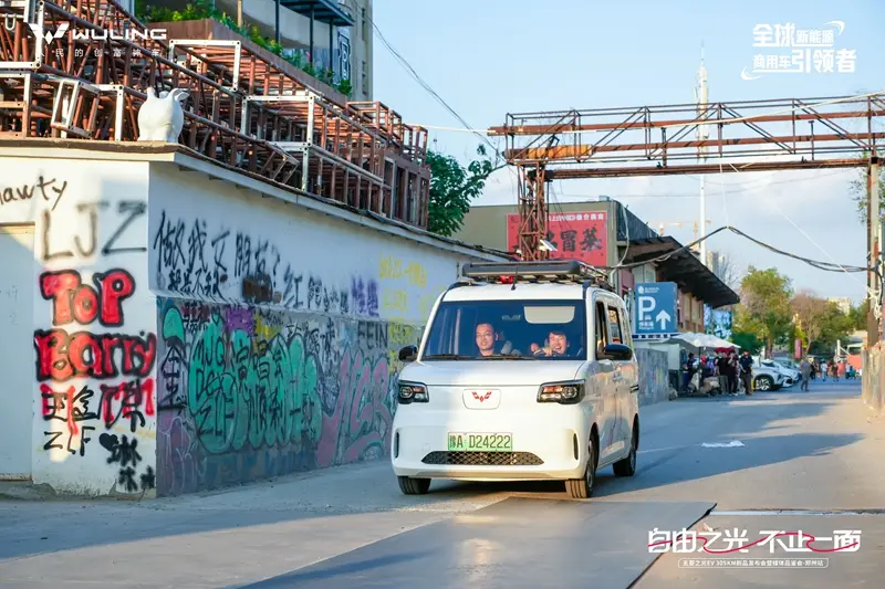 解锁百变空间 五菱之光EV 305KM进取型郑州上市