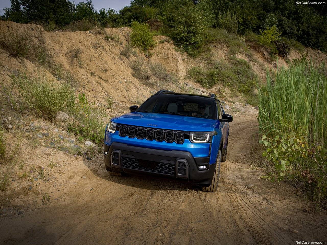 全新Jeep切诺基首发，设计回归复古、约26.5万买1.6T混动
