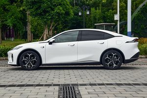 全系80余项升级！标配8295芯片+华为乾崑ADS，增程纯电可选，13.59万起