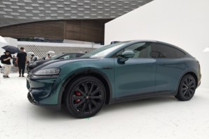 智界新R7定价紧盯小米YU7：免费颜色/免费选装，配置就要比它高