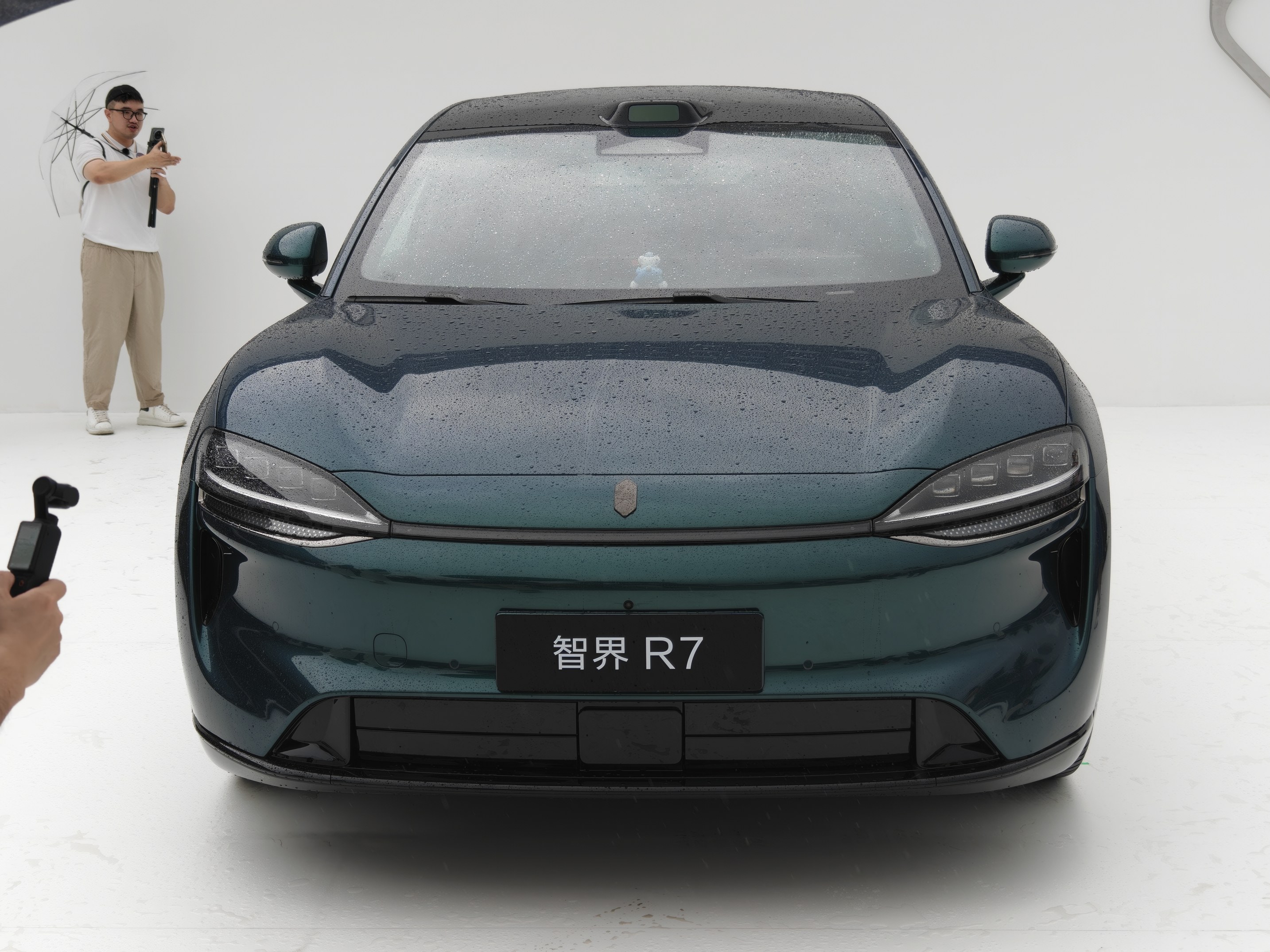 智界新R7定价紧盯小米YU7：免费颜色/免费选装，配置就要比它高