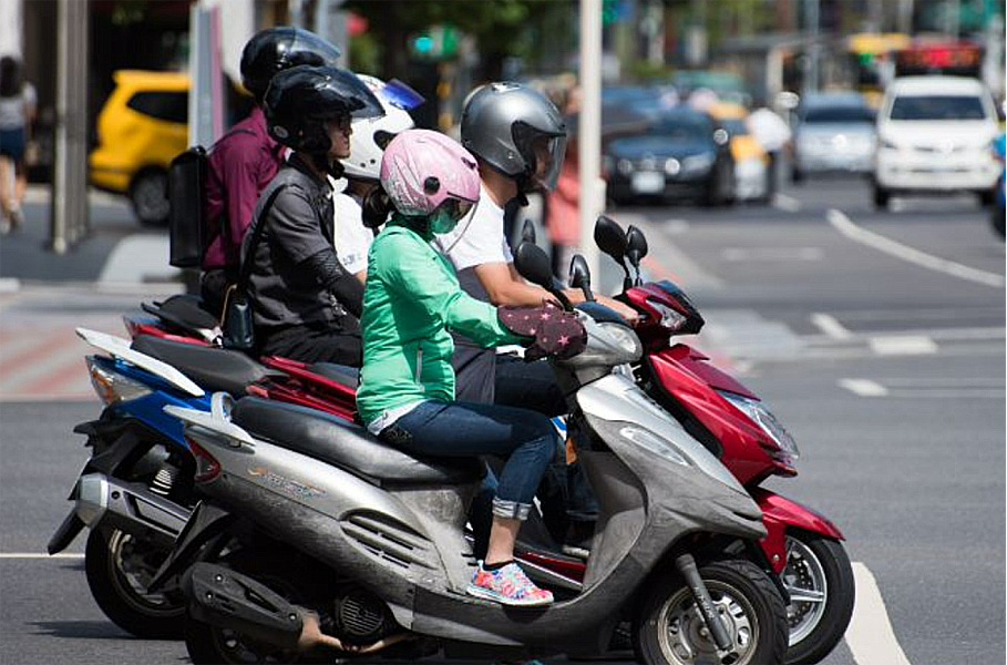 摩托车路口摔倒后向汽车司机索赔3万，交警：汽车司机要出两万元