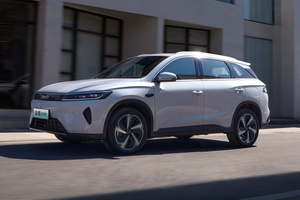 10万块买插混SUV，配置高、开着又放心的只有它！