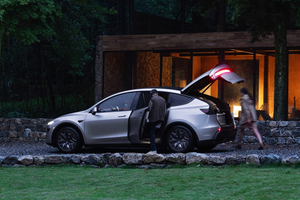 特斯拉Model Y L将上市！对比理想i8和乐道L90，谁能胜出？