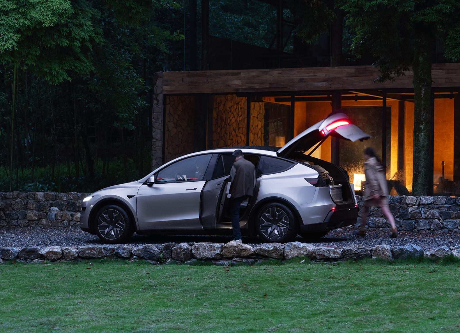 特斯拉Model Y L将上市！对比理想i8和乐道L90，谁能胜出？