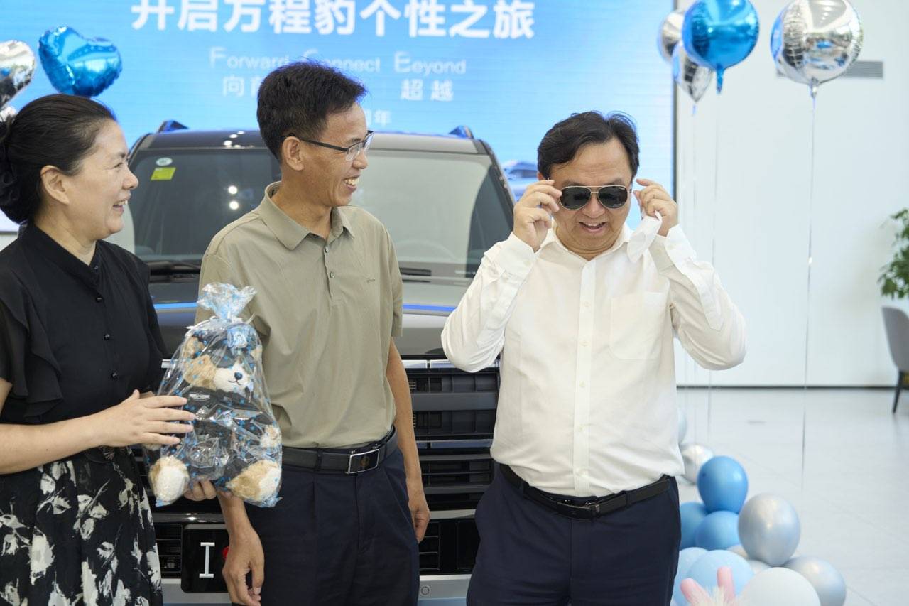 王传福赴豫鄂为方程豹车主交车 车主赠墨镜太有爱
