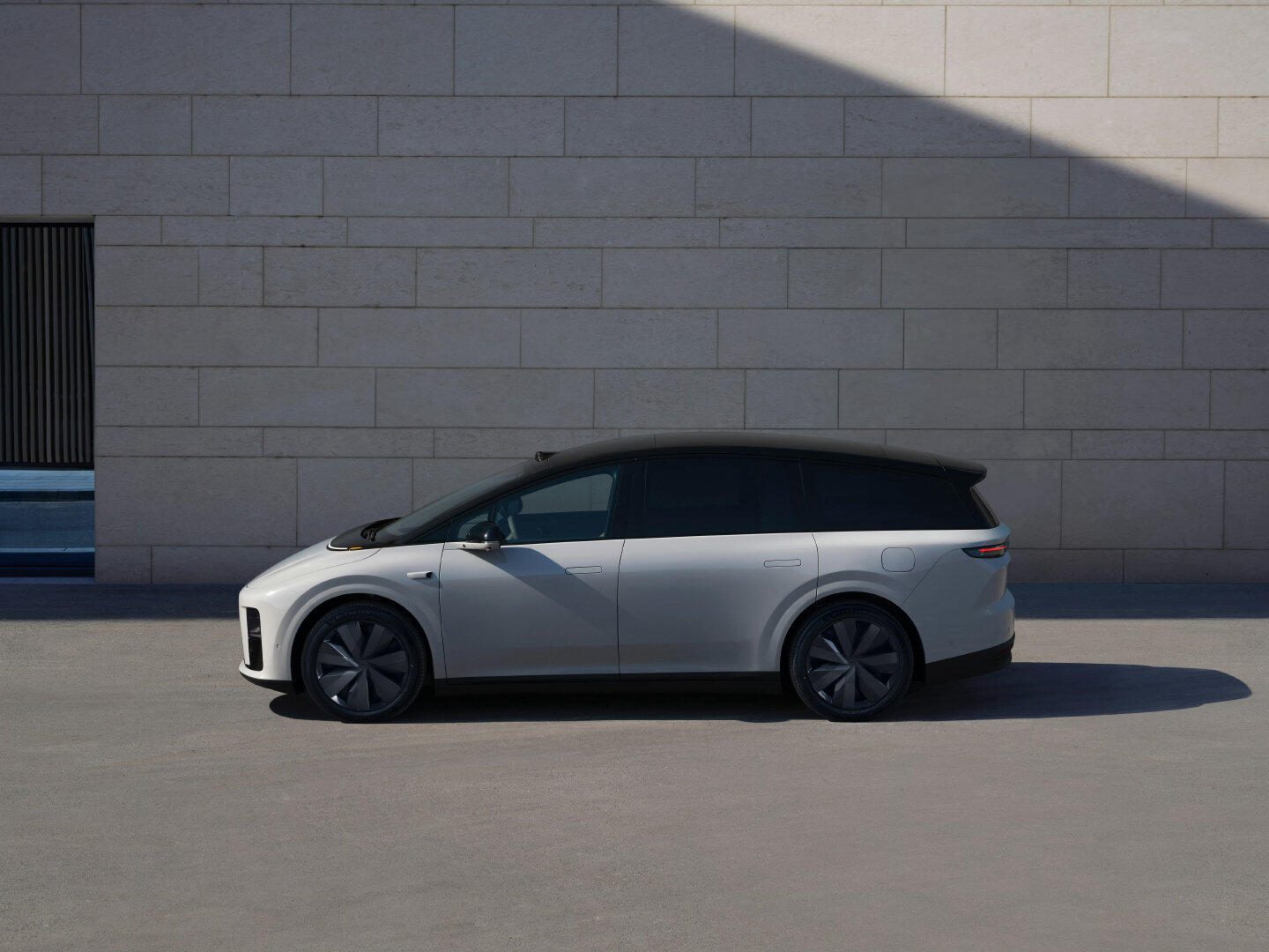 特斯拉Model Y L将上市！对比理想i8和乐道L90，谁能胜出？