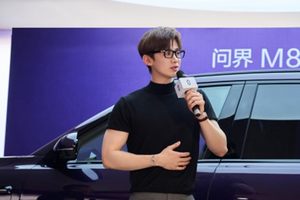 「夜紫当道」问界M8纯电版太古里首次开箱，携白敬亭掀起“紫色风暴”！
