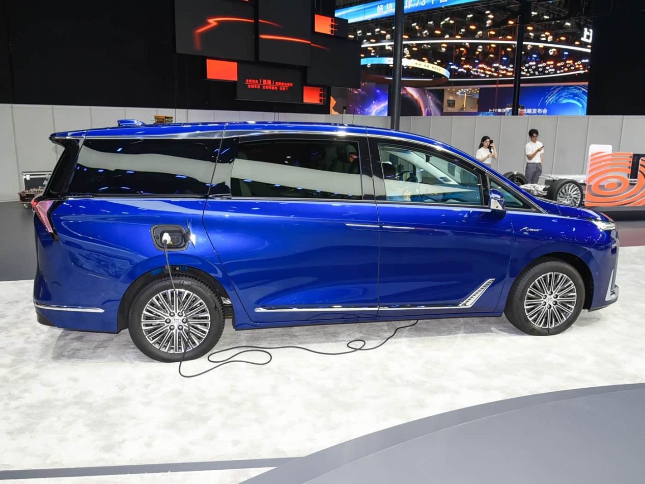 全新别克GL8陆尊正式上市，这是要重新定义新能源MPV？