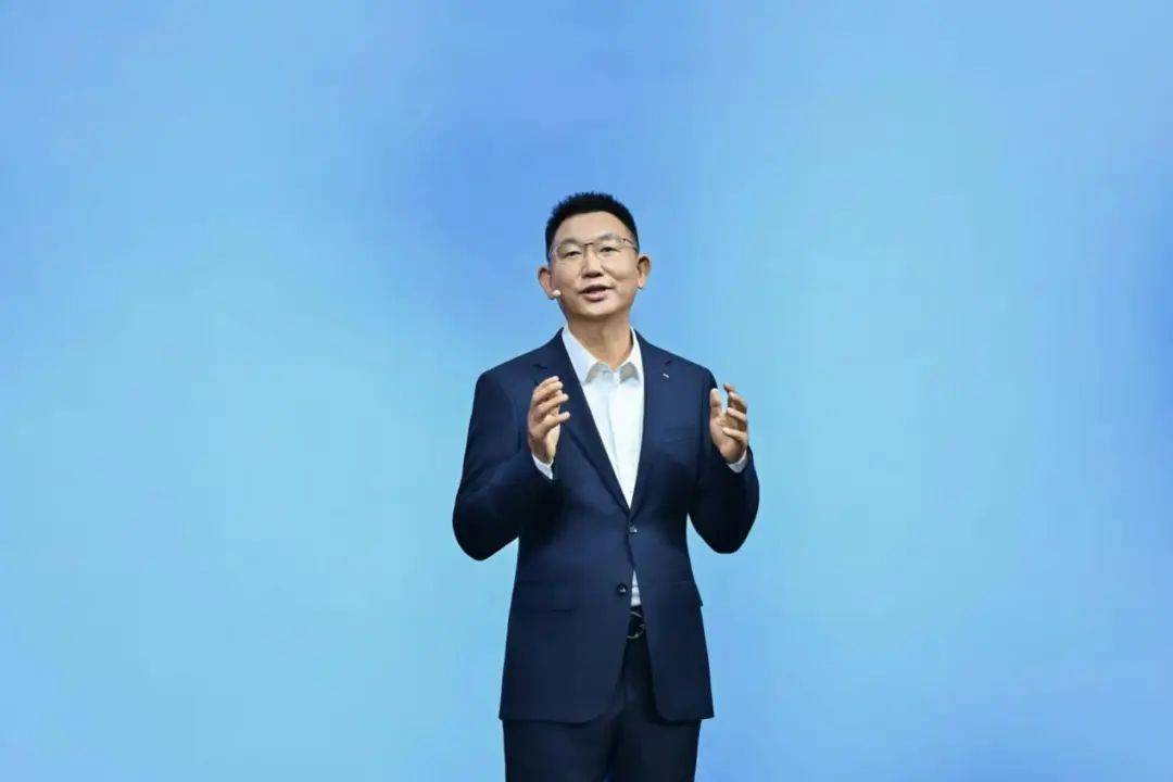 九万里风鹏正举，问界M8纯电版以何成为豪华SUV标杆？
