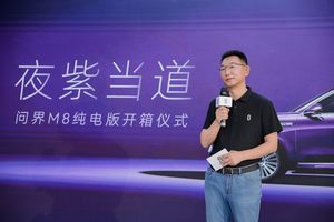 「夜紫当道」问界M8纯电版太古里首次开箱，携品牌挚友白敬亭掀起“紫色风暴”！
