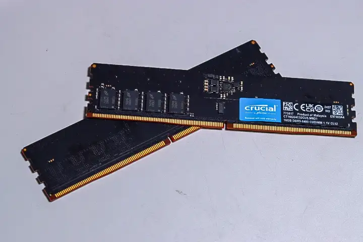 开机即6400MHz，英睿达CUDIMM的“内置时钟”，能碾压传统内存？
