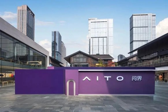 「夜紫当道」问界M8纯电版太古里首次开箱，携品牌挚友白敬亭掀起“紫色风暴”！
