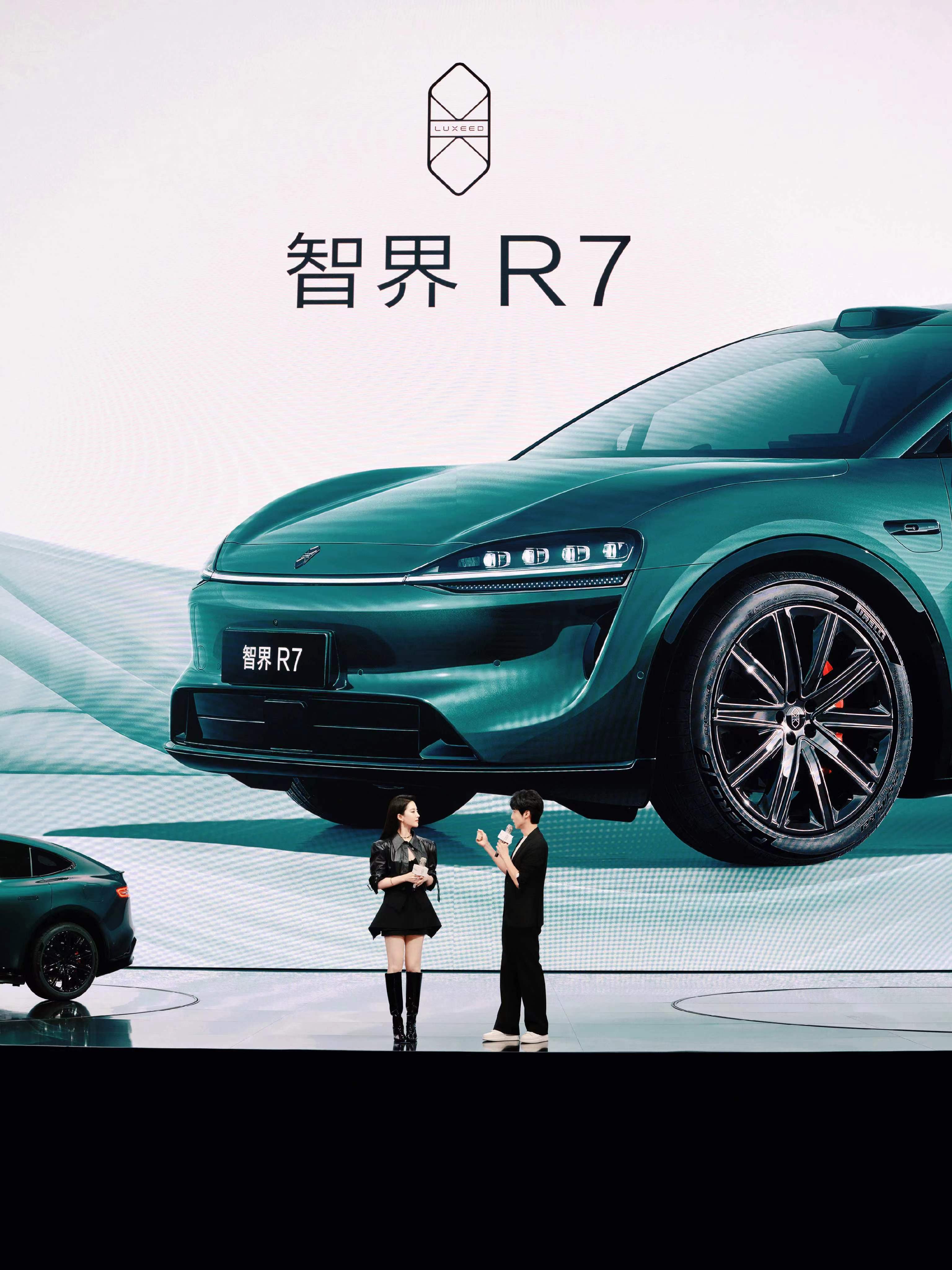 尚界登场！鸿蒙智行五界齐聚成都，刘亦菲现身发布会现场！