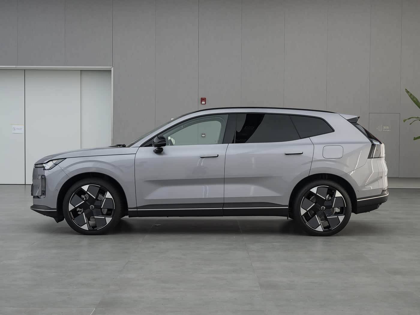 沃尔沃全新XC70预售29.99万起，豪华插混SUV市场迎来新选择