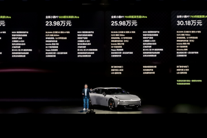 何小鹏像素级致敬雷军！全新P7赛道刷圈超SU7，送黄金车标，21.98万开卖