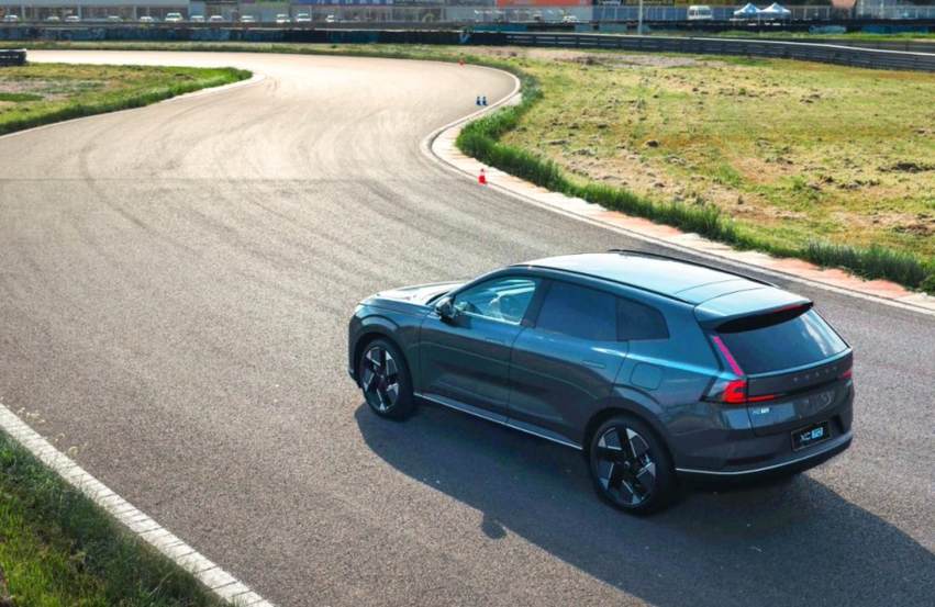 沃尔沃全新XC70全球首发 两款配置车型预售价29.99万起
