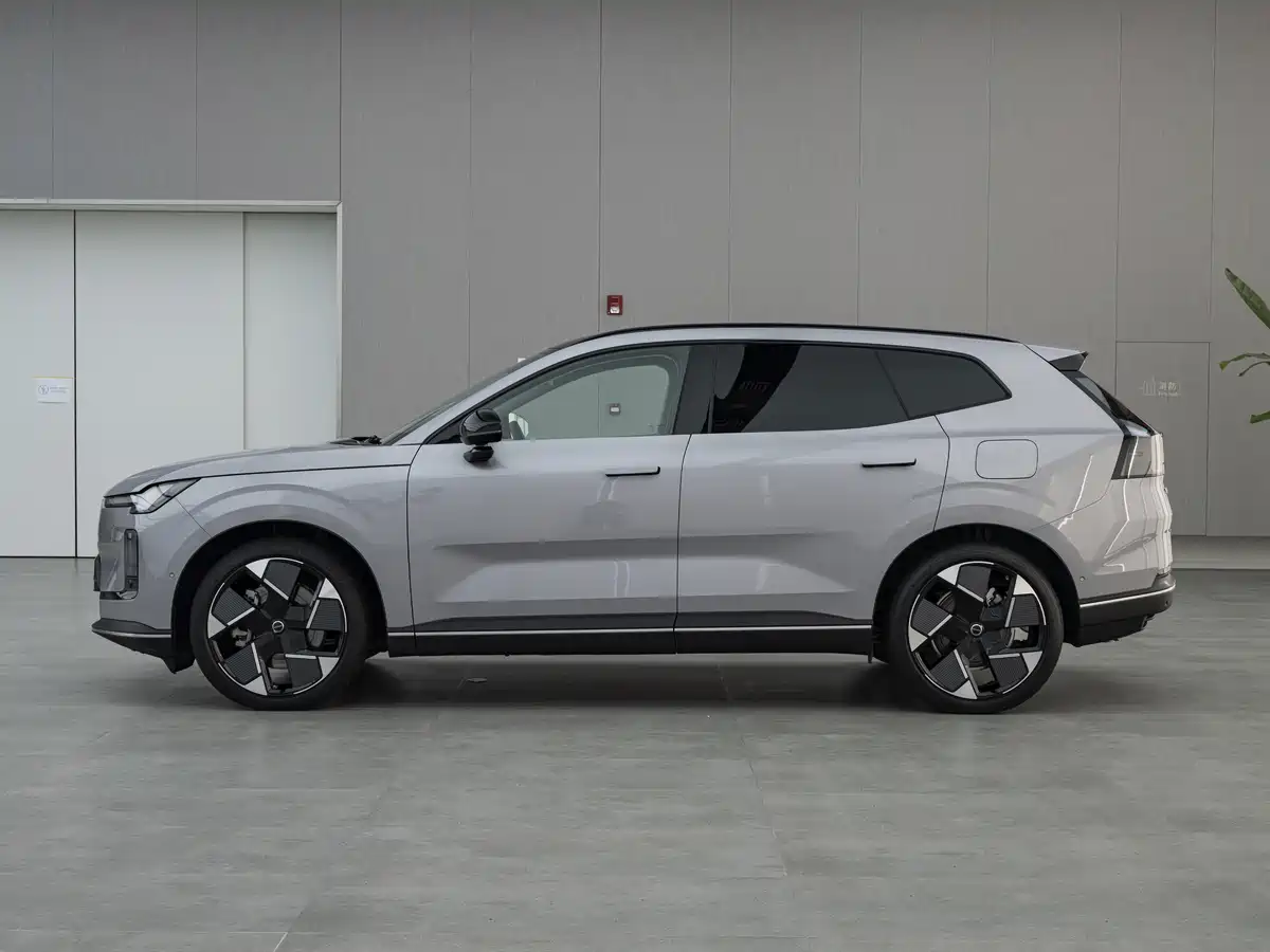 沃尔沃全新XC70上市，预售29.99万起，还是中国首发