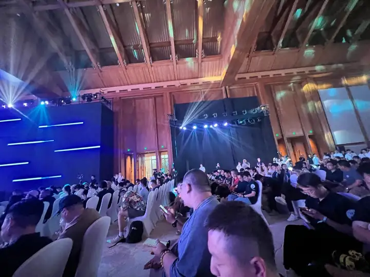 上班族开电车怕啥？铂智 3X：自燃赔新车，泊车出事我来扛