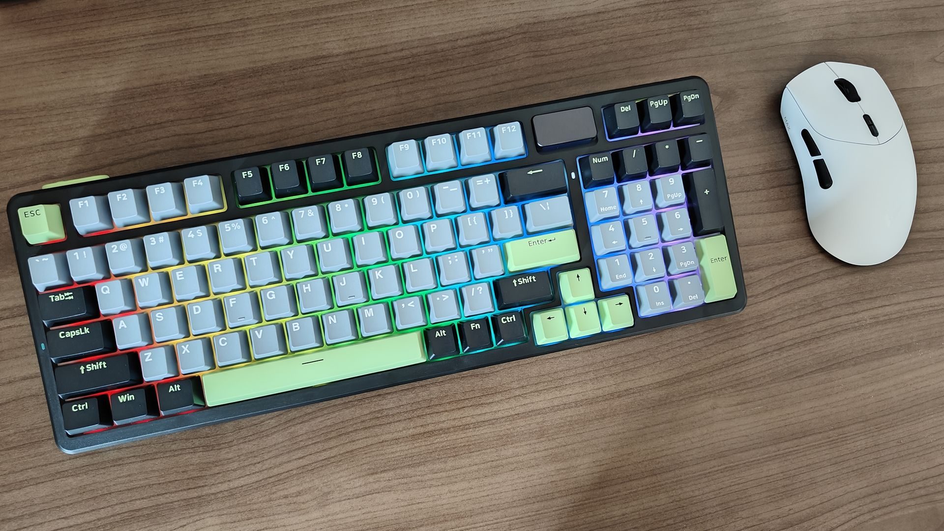 雷柏V700DIY-98客制化多模机械键盘上手:实用与美学的巧妙平衡