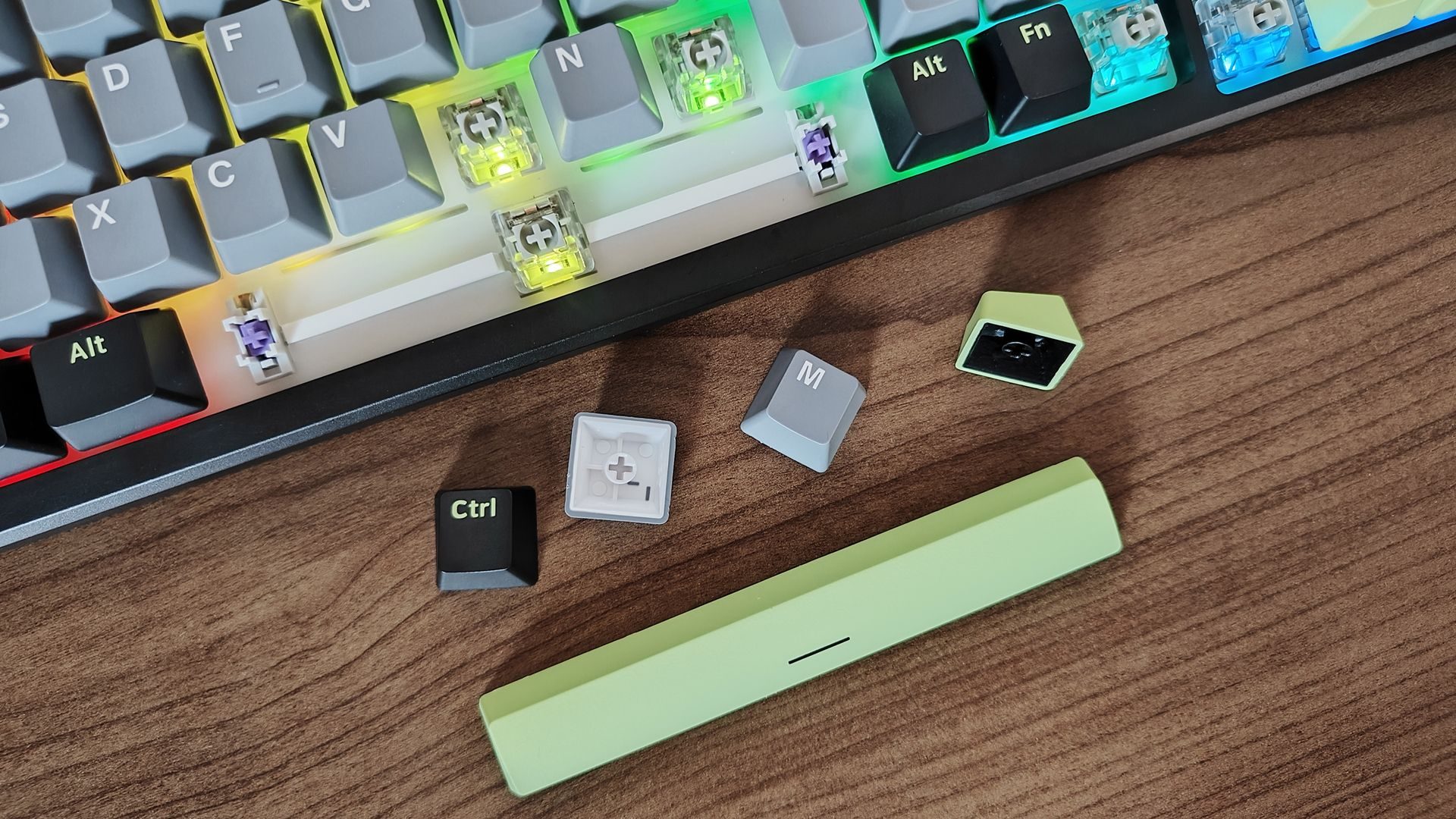 雷柏V700DIY-98客制化多模机械键盘上手:实用与美学的巧妙平衡