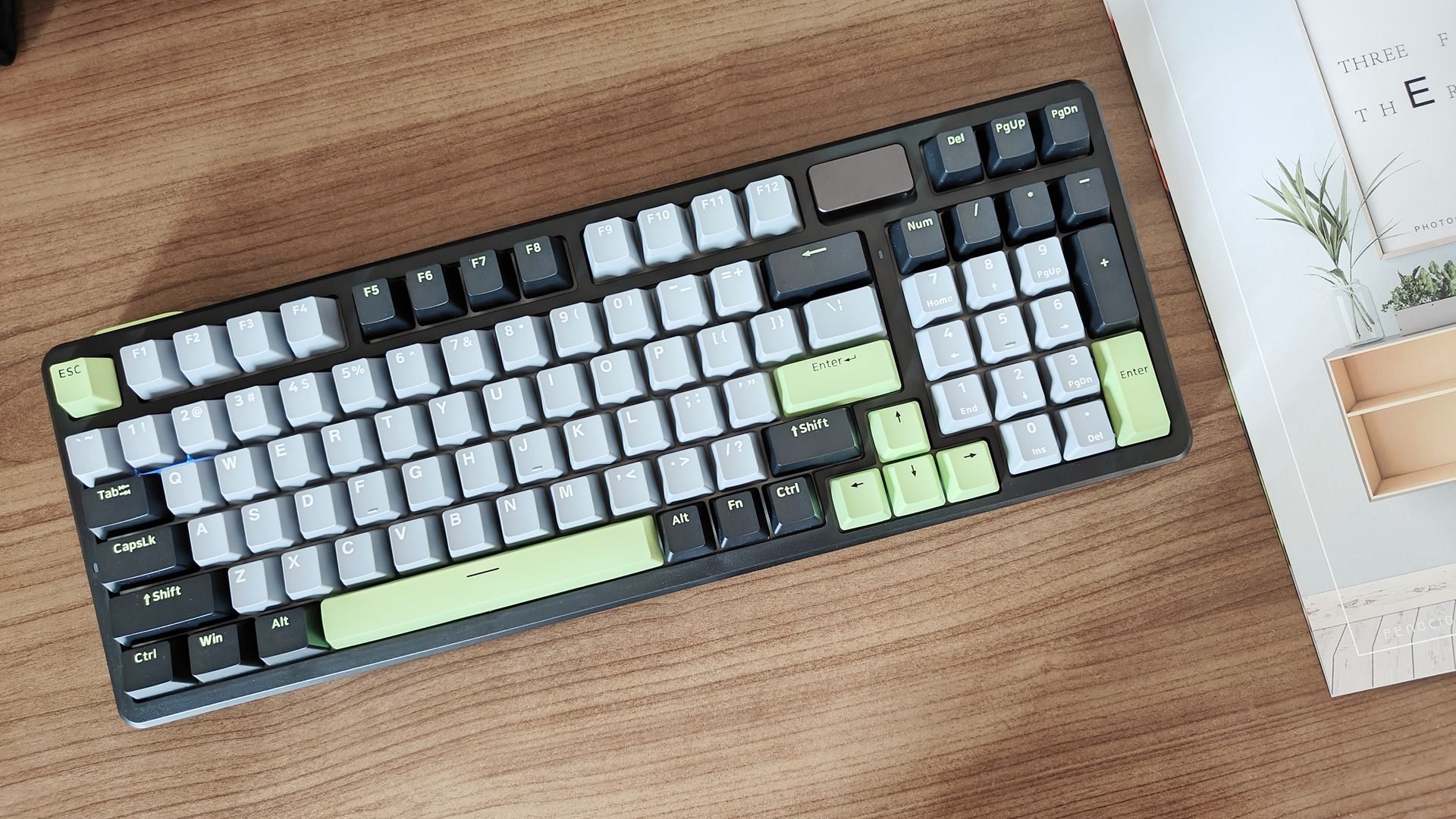 雷柏V700DIY-98客制化多模机械键盘上手:实用与美学的巧妙平衡