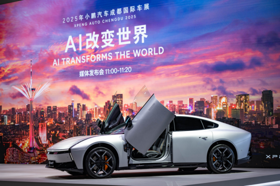 小鹏汽车展台人气火爆，全新小鹏P7锁定C位！