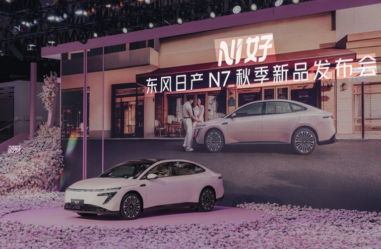 车战“蓉城”：卷疯了日产N7单月交付破万，官宣玫瑰摩卡新内饰！
