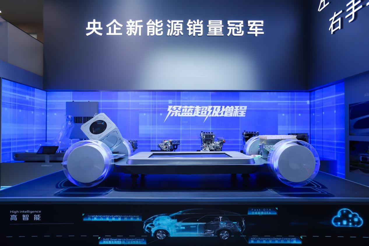 全新深蓝S07亮相车展为引领再进化，豪华、舒适、智能、续航全面越级