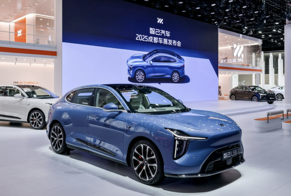 预售订单破48,000台！成都车展超级增程就看智己！