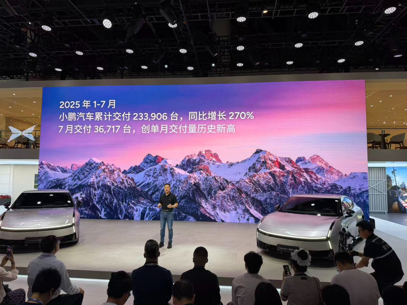 2025成都车展|小鹏汽车展台人气火爆，全新小鹏P7锁定C位