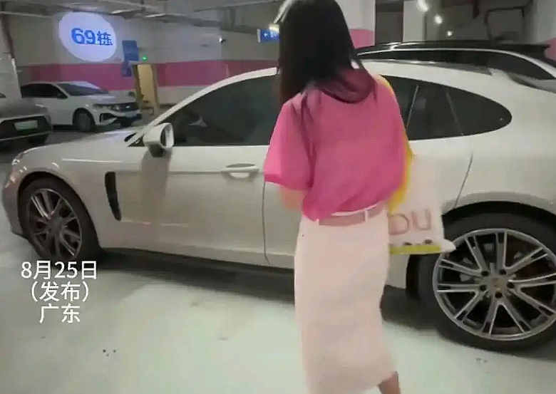 保时捷女车主一车占两位却要正常停车的车主道歉，究竟谁错了？