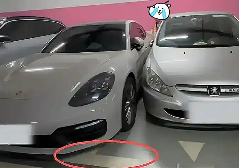 保时捷女车主一车占两位却要正常停车的车主道歉，究竟谁错了？