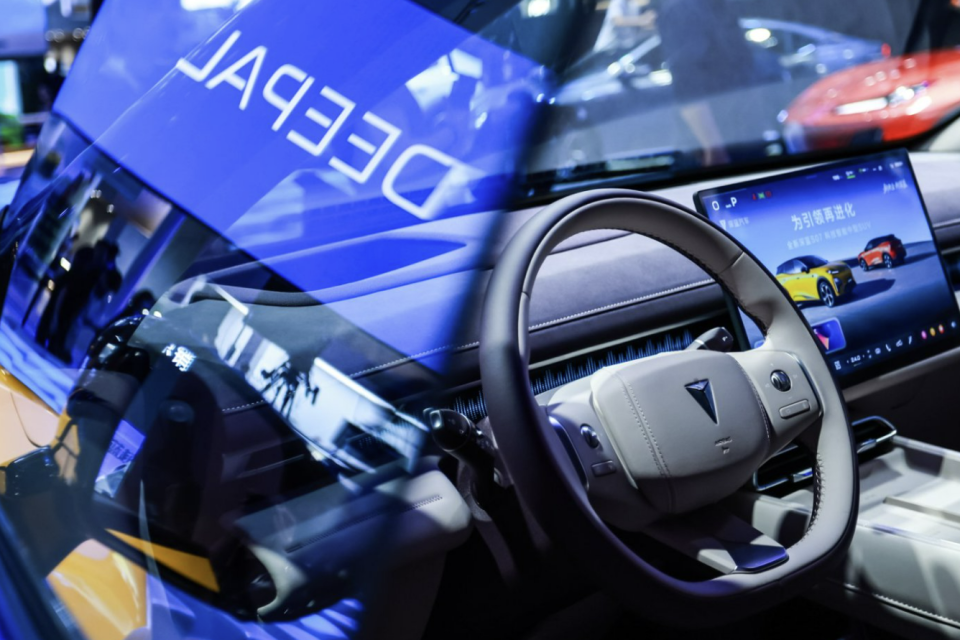 2025成都车展：新款深蓝S07闪耀登场