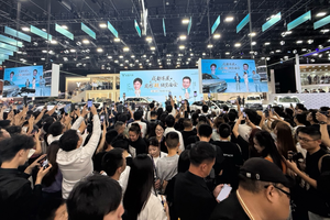 出动上百名保安维持秩序，邓超现身岚图展台引爆成都车展