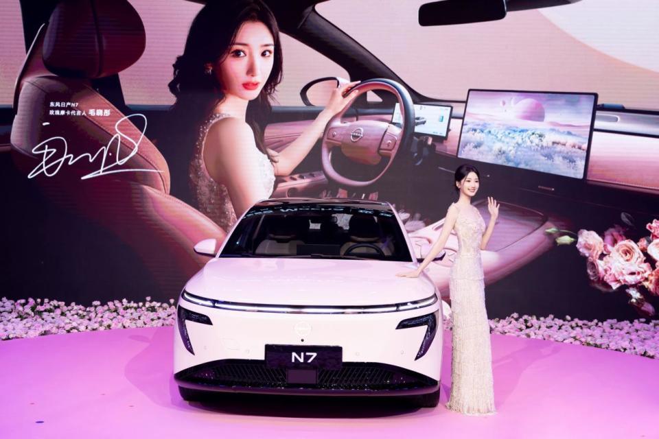 卷疯了日产N7单月交付破万，官宣玫瑰摩卡新内饰！