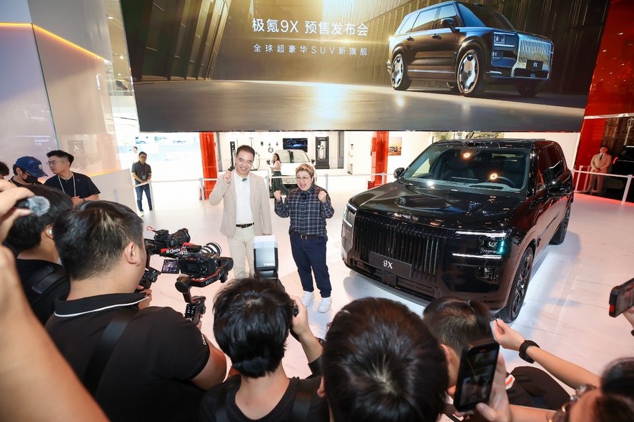 韩红现身成都车展 现场激动下单国产豪车