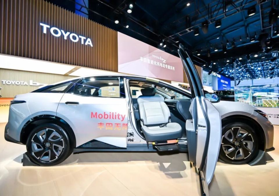 TOYOTA bZ纯电动专属系列再次家族独立出展 闪耀亮相成都车展