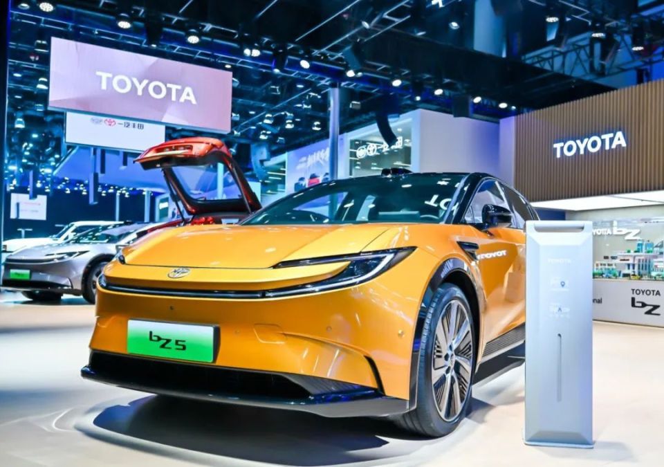 TOYOTA bZ纯电动专属系列再次家族独立出展 闪耀亮相成都车展