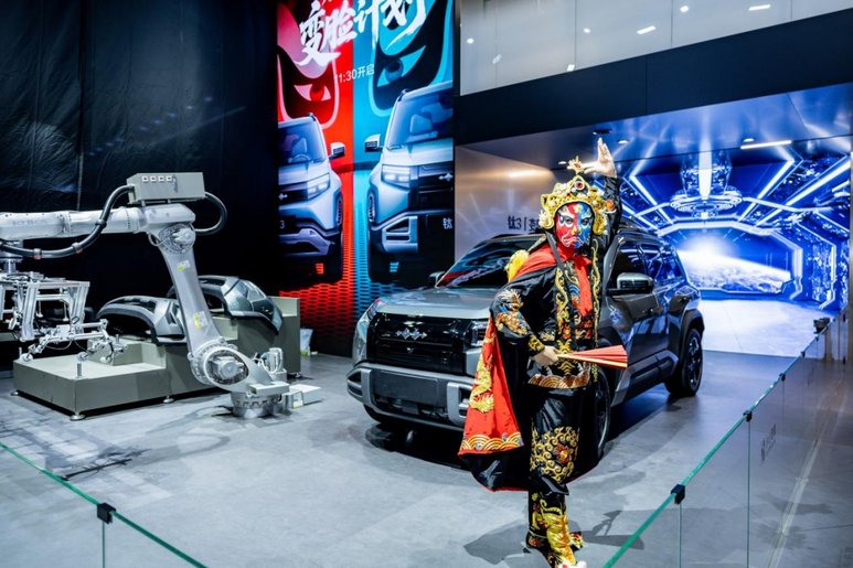 成都车展能“换脸”的SUV，方程豹钛3让你个性更有格调？
