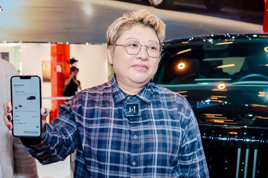 韩红现身成都车展 现场激动下单国产豪车