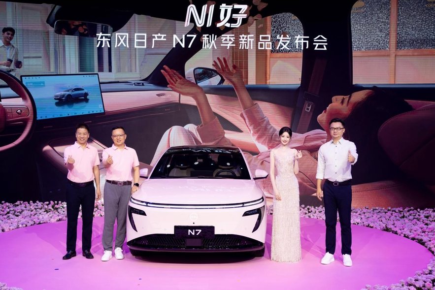 车战“蓉城”：卷疯了日产N7单月交付破万，官宣玫瑰摩卡新内饰！