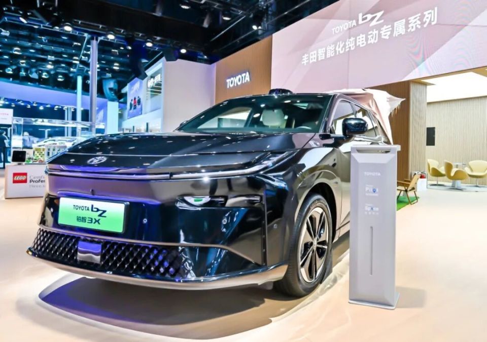 TOYOTA bZ纯电动专属系列再次家族独立出展 闪耀亮相成都车展