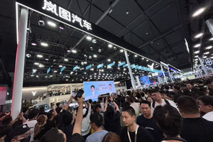 邓超现场下定追光L，一次车展狂买两台岚图！