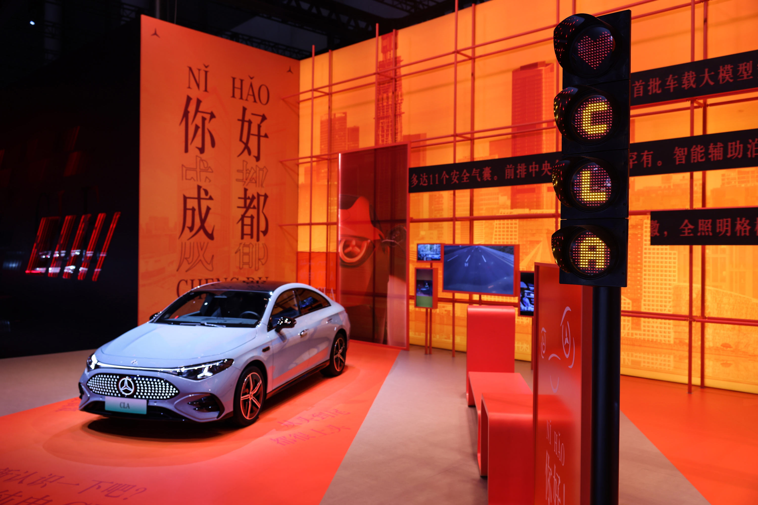 全新AMG CLE 53敞篷轿跑车七夕上市、梅赛德斯-奔驰28款车型亮相蓉城