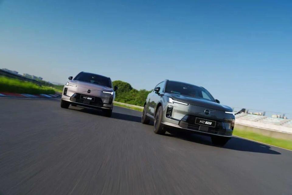 沃尔沃全新XC70携七款车色亮相成都车展