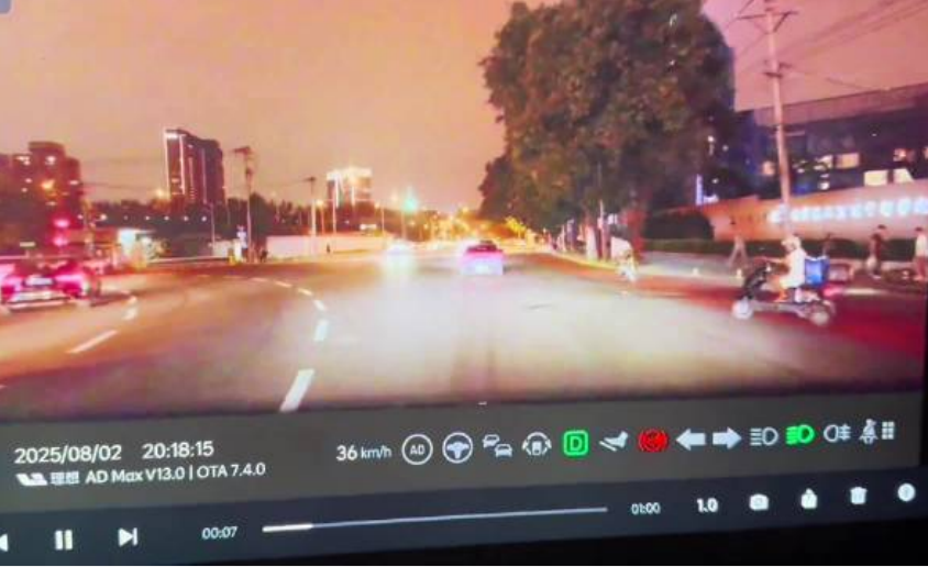 演员买超发布行车记录仪视频，称：开车时差点撞上闯红灯的外卖员